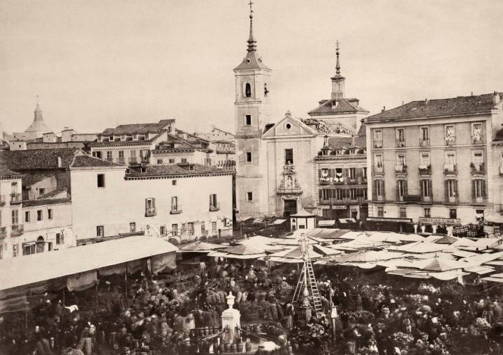 La Plaza de la Cebada "vertiginosa y tumultuosa", presente en buena parte de los 'Episodios Nacionales' con su antiguo mercado al aire libre. Foto: SUÁREZ (1857).