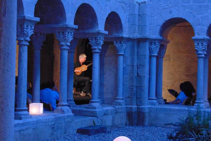 Rolf Lislevand en el claustro del Monasterio de Sant Daniel durante las 'Noches Clásicas'.