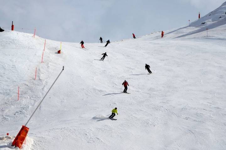Durante los descensos los esquiadores siempre bajan muy separados unos de otros.