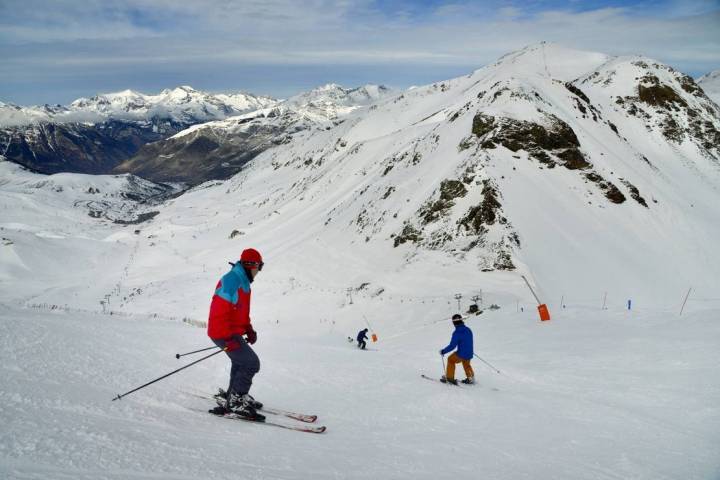 A priori, el esquí es un deporte en el que es fácil mantener las distancias.