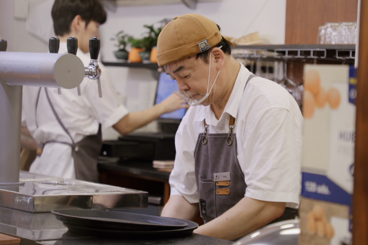 Guía Repsol en Corea chef Paik Jong-Won mirando plato