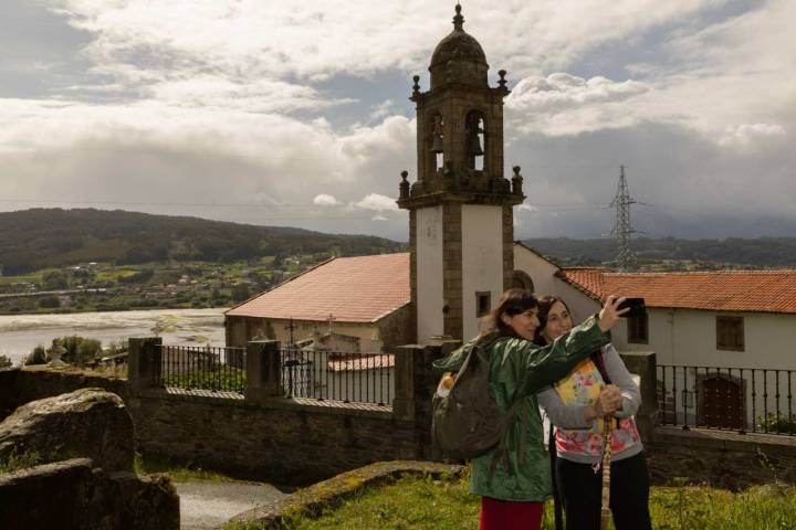 Rodeado de una verde alameda, este monasterio se asoma a la ría de Ferrol.