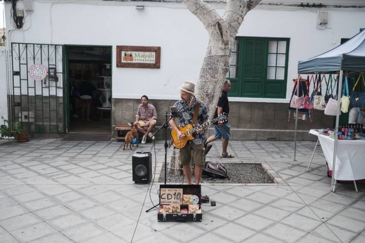 Un músico toca la guitarra en el Mercadillo Artesanal de Haría.