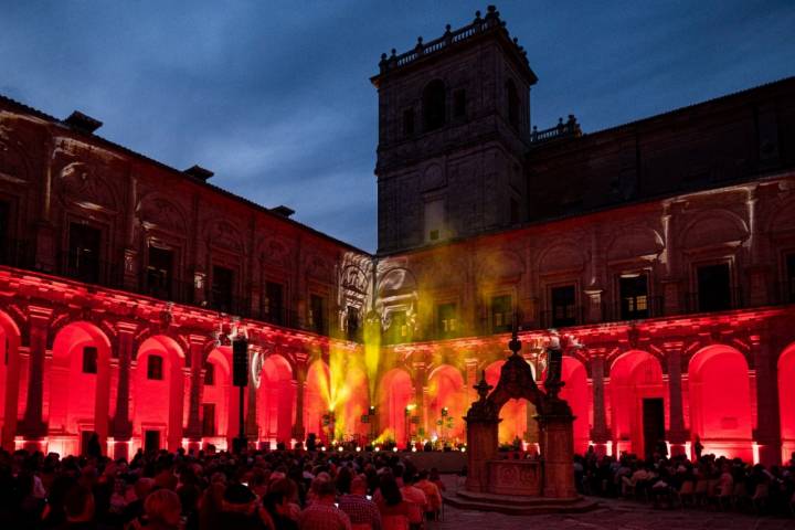 La programación del monasterio ha revitalizado la actividad y la economía de la localidad. Foto: Fundación Fernando Núñez.