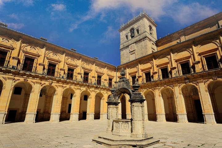 El monasterio tiene un patio barroco del siglo XVI.