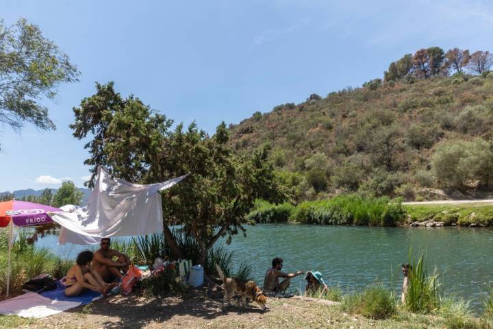 Una familia pasa el día a las orillas del  Río Bullent en Oliva.