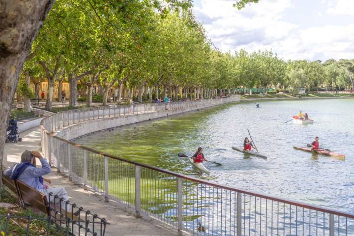 Piragüismo en el lago de la Casa de Campo de Madrid