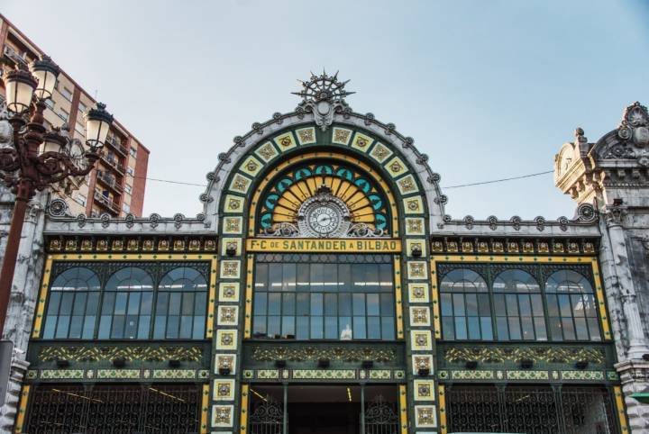 Fachada de la estación de Abanto.