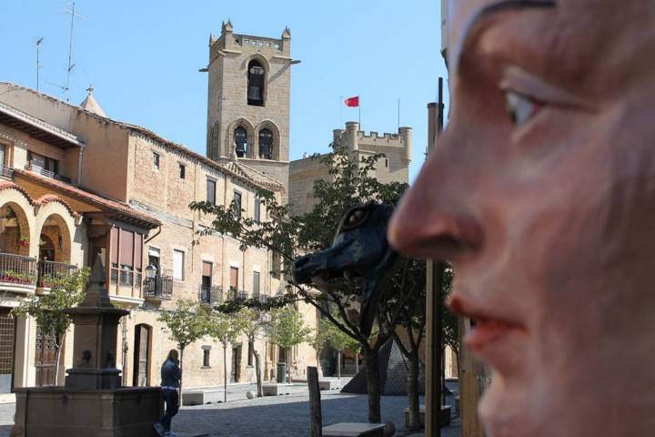 Una herbólera (una bruja local) observa la plaza de Olite, con el castillo al fondo. Foto: Edu Sánchez.