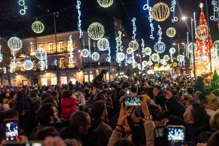 Encienden el alumbrado de Navidad en Vigo, Galicia.