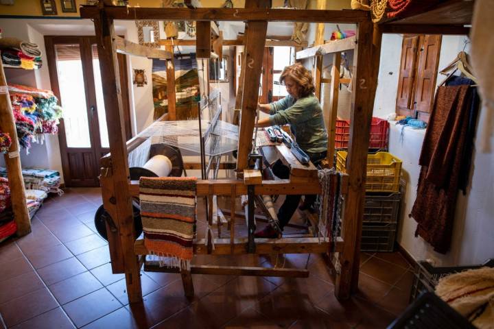 La artesana utiliza algodón reciclado de las fábricas para elaborar sus jarapas.