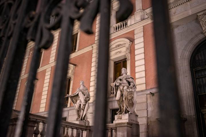 Las estatuas que guardan la puerta del Palacio, inmóviles y tenebrosas a estas horas de la noche.