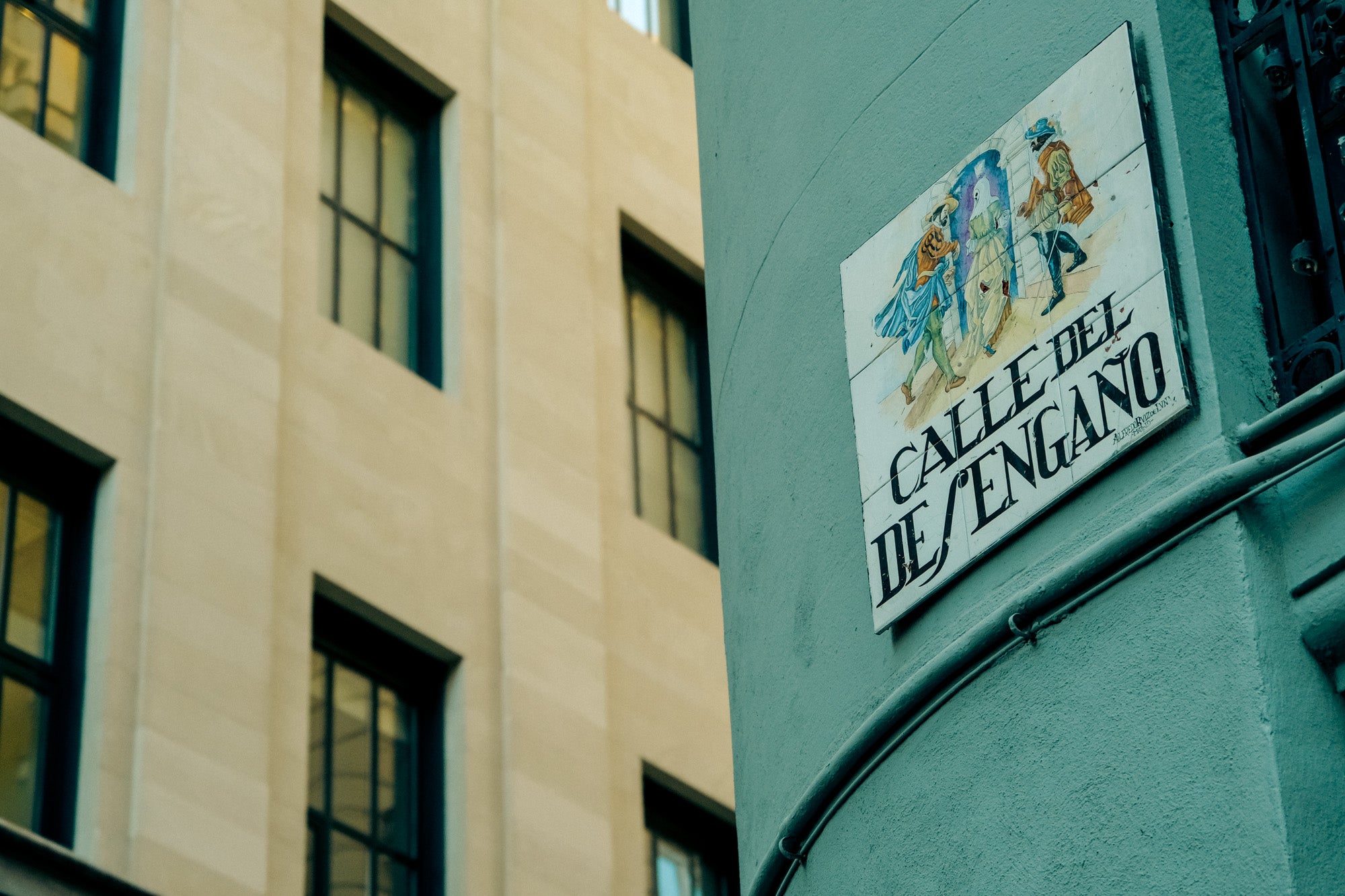 El azulejo de la calle Desengaño cuenta la historia del caballero Jacobo de Grattis.