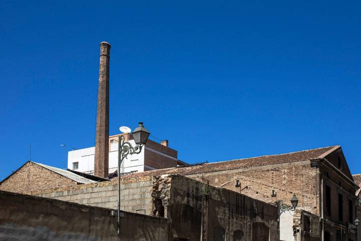 Esta chimenea perteneció a la fábrica de 'Aceites Vidal', cuyo molino a vapor producía el aceite de cacahuete.