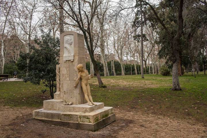 Otras estatuas, fuera del vivero, adornan los jardines del parque del Retiro.