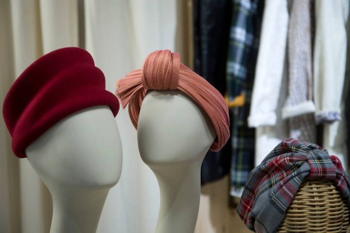 La colección también la forman los tocados, diademas, turbantes y sombreros de Ivanna Fernández.