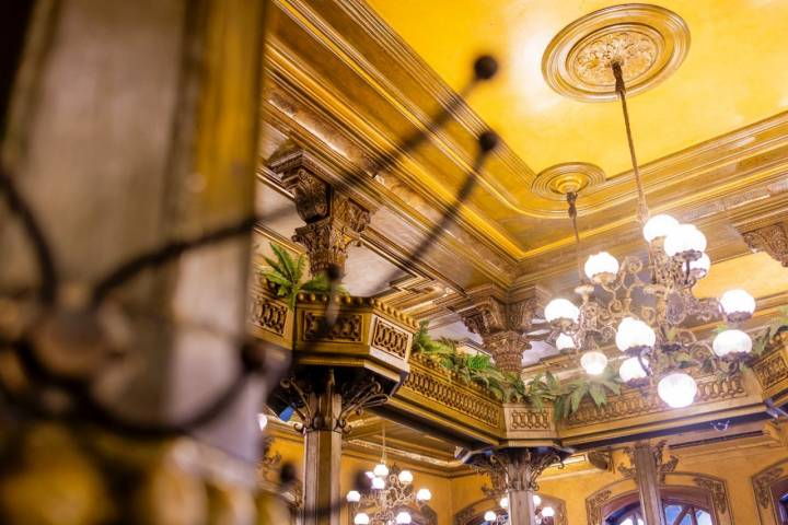 Detalle del interior del Café Iruña en Pamplona.