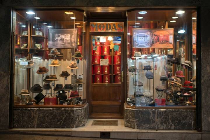Tan solo hay otras dos tiendas dedicadas a los sombreros en Galicia, en Lugo y Ourense.