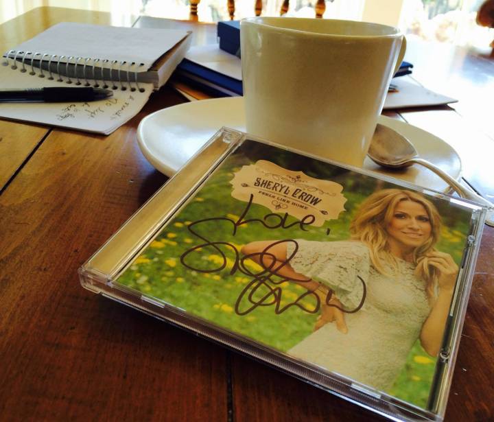 El disco de Sheryl Crow junto a un café. Foto: Facebook.