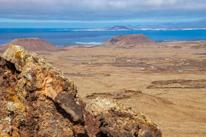 Las espectaculares vistas desde el Calderón Hondo incluyen Lanzarote al fondo.