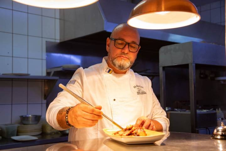 El chef Camilo Jaime emplata uno de los platos estrellas de la casa: el pulpo. 