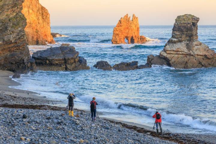 Islote rocoso frente a una zona de acantilados en la costa asturiana.