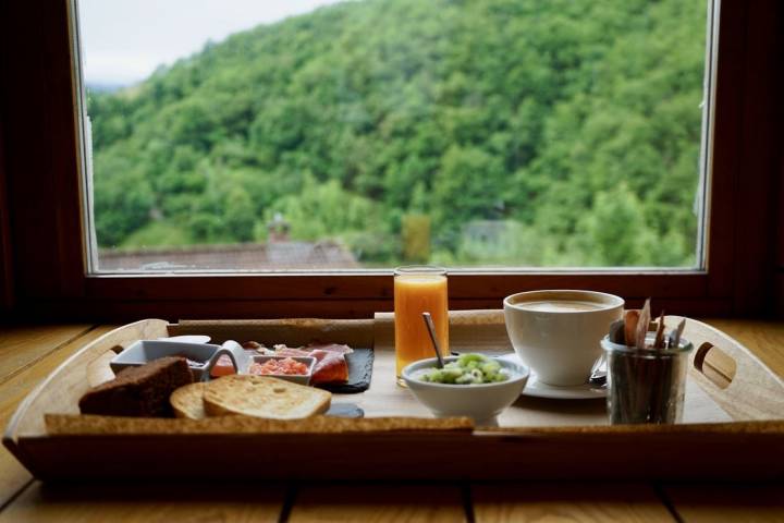 Bollería casera, zumo de naranja, tostadas y café para el desayuno.