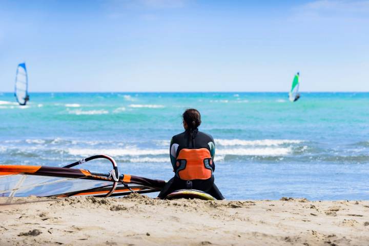La playa de Cabopino es uno de los lugares favoritos de los surferos. Foto: Shutterstock.