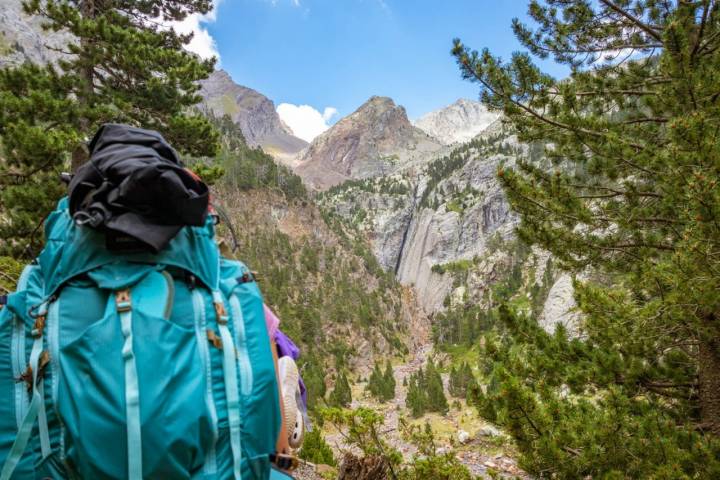 Un montañista contempla la cima del collado Eriste en el Parque Natural Posets-Maladeta (Huesca).