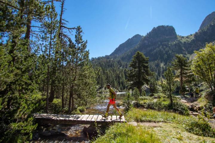 Un senderista caminando por el Parque Natural Posets-Maladeta (Huesca).