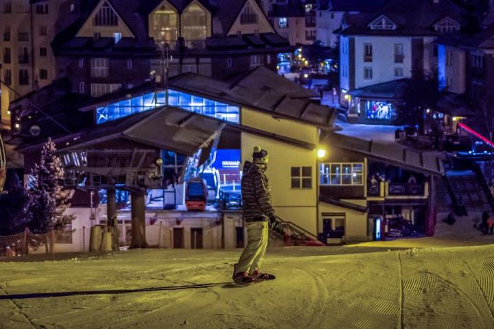 Actividades en Sierra Nevada (Granada): esquiador de noche