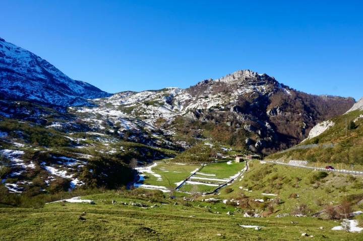 Brañas bajo el Pico Valverde y Peña Capilla.