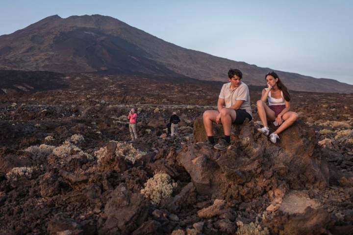 Una pareja observa el atardecer en el Parque Nacional del Teide