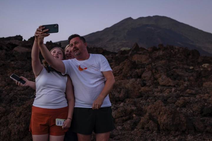 Una familia se hace un selfie con el Teide de fondo