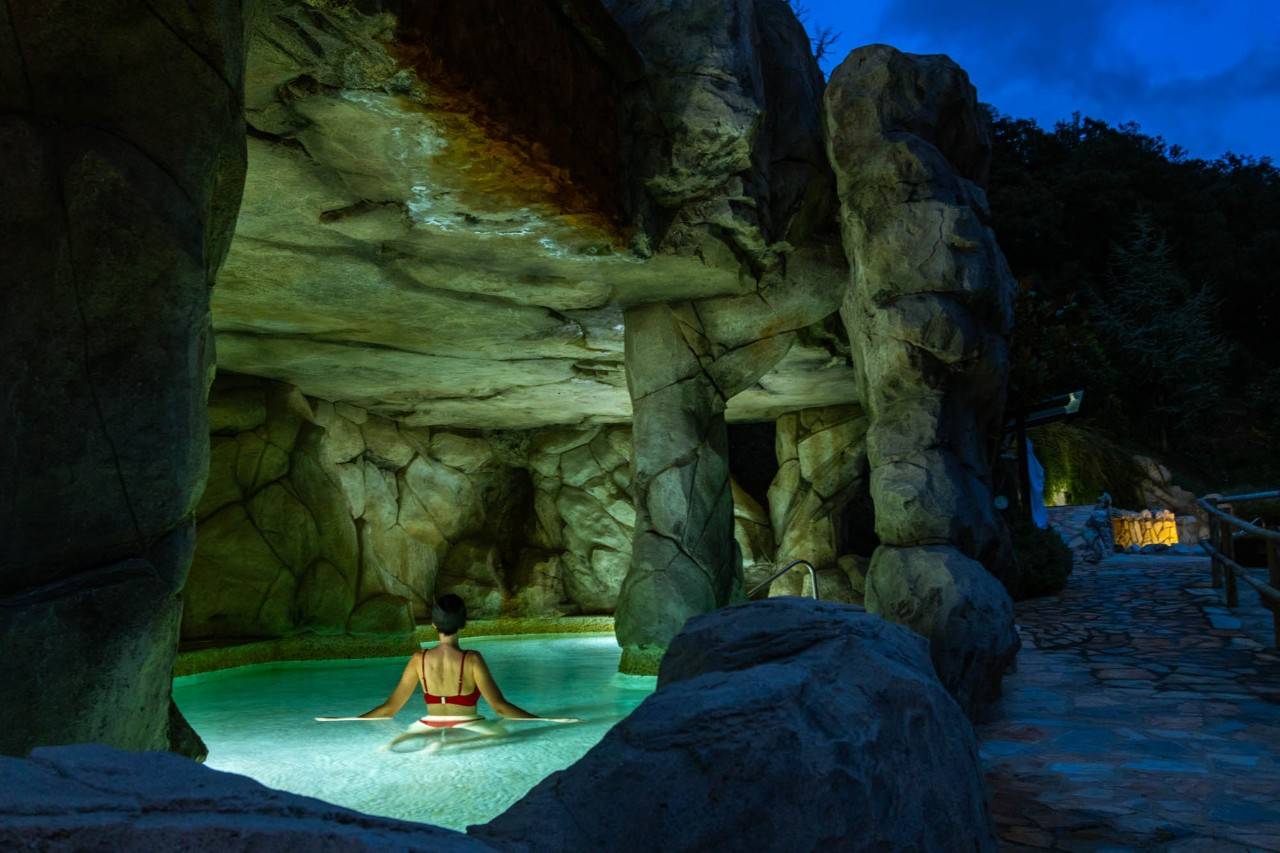 Un baño nocturno en las profundidades termales de Cantabria