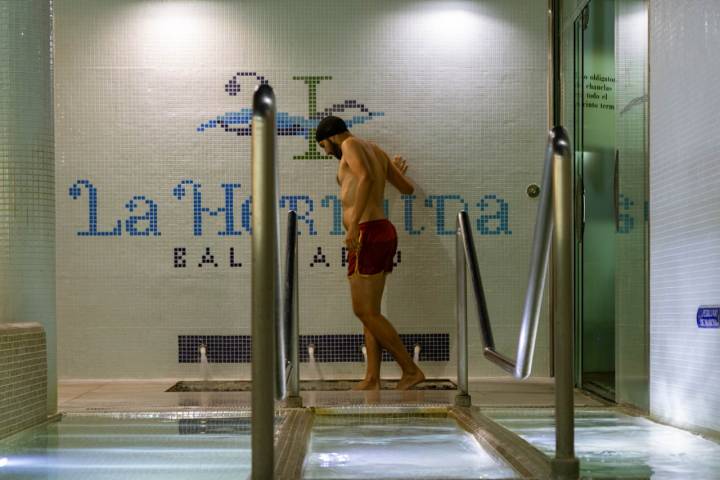 Un chico entra en el Balneario de la Hermida.