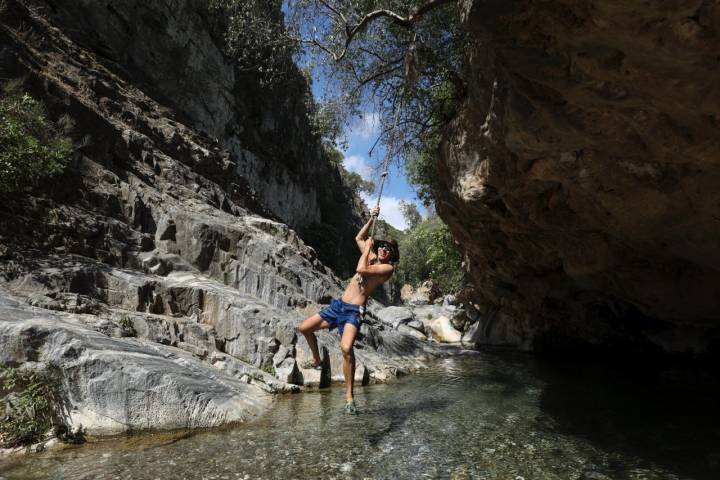 Un hombre juega sobre el agua.