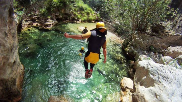 Los saltos llegan hasta los siete metros. Foto: Barranquismo Río Verde.