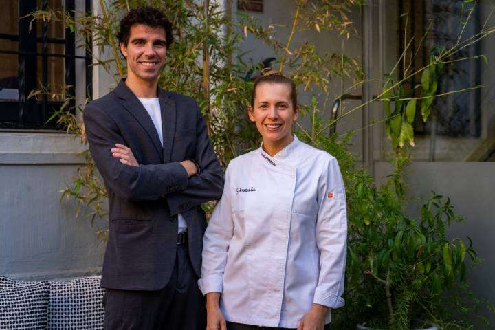 La chef Camila Ferraro y el sumiller y jefe de sala Robert Tetas, de 'Sobretablas'.