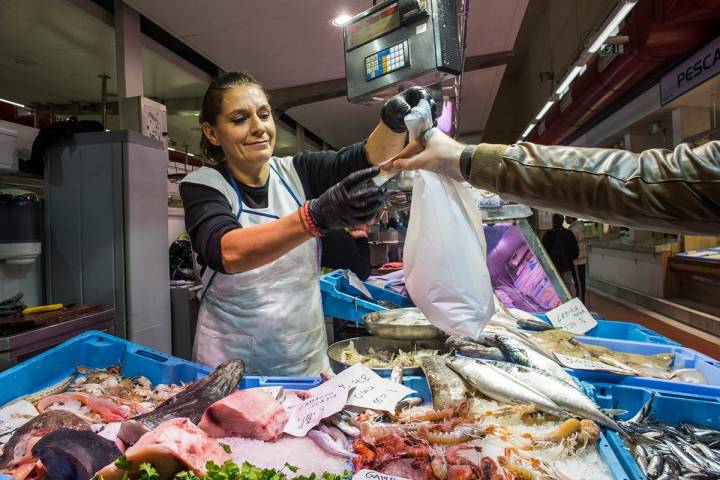 La pescadera Amparo vende el producto, como en otros puestos, que luego te preparan en el bar.