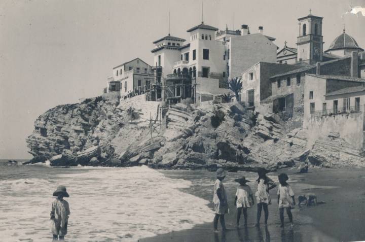 Foto antigua del Castillo desde Levante. Solo queda un edificio reconocible hoy. Foto: Archivo Fotográfico del Patronato Nacional de Turismo.