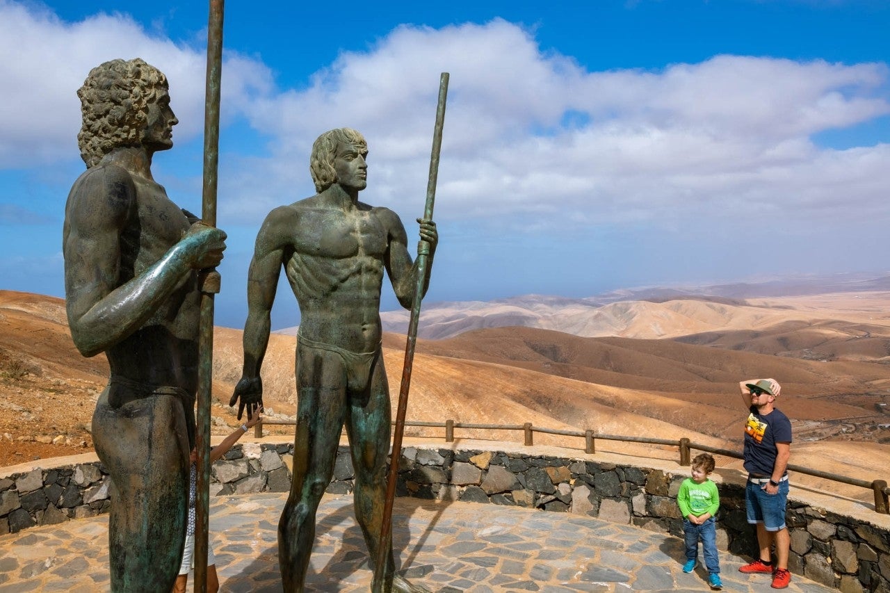 A espaldas de los antiguos reyes mahos se aparece el valle de Betancuria.