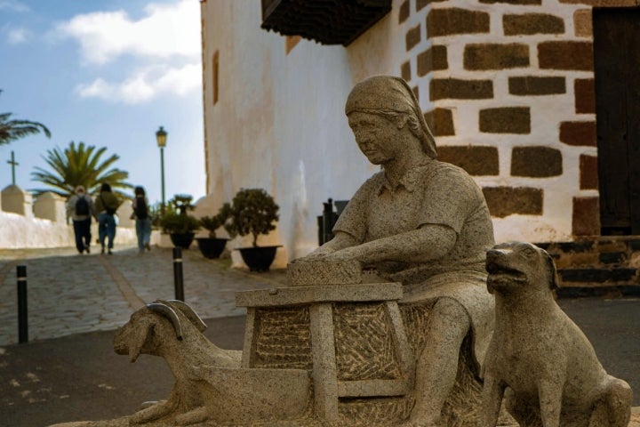 Monumento al artesano majorero.