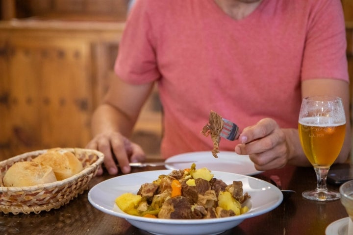 Degustando una ropa vieja de cabra.