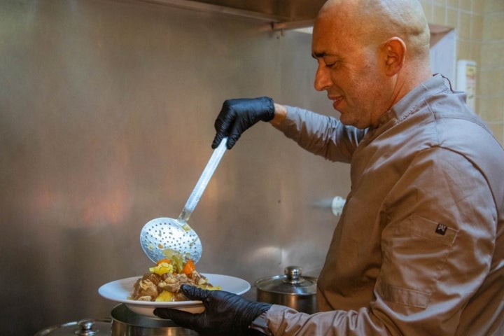 En la cocina de la 'Casa de Comidas Valtarajal'.