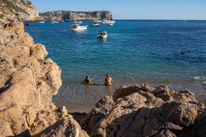 La cala de Egos, en el puerto de Andratx, el único lugar de esta costa donde se puede nadar.