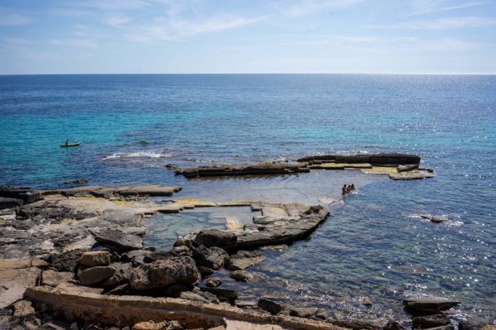 El acceso a la playa es de 20 minutos y desemboca en el azul intenso del mediterráneo