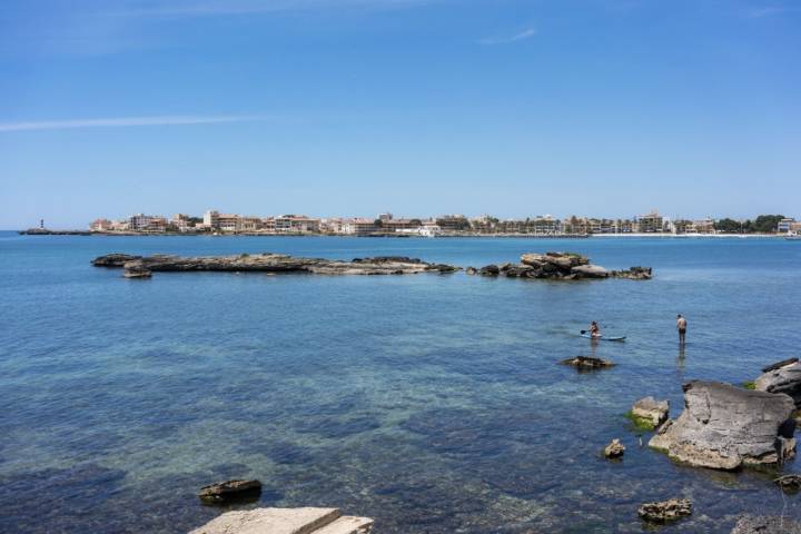 El acceso a la playa es de 20 minutos y desemboca en el azul intenso del mediterráneo