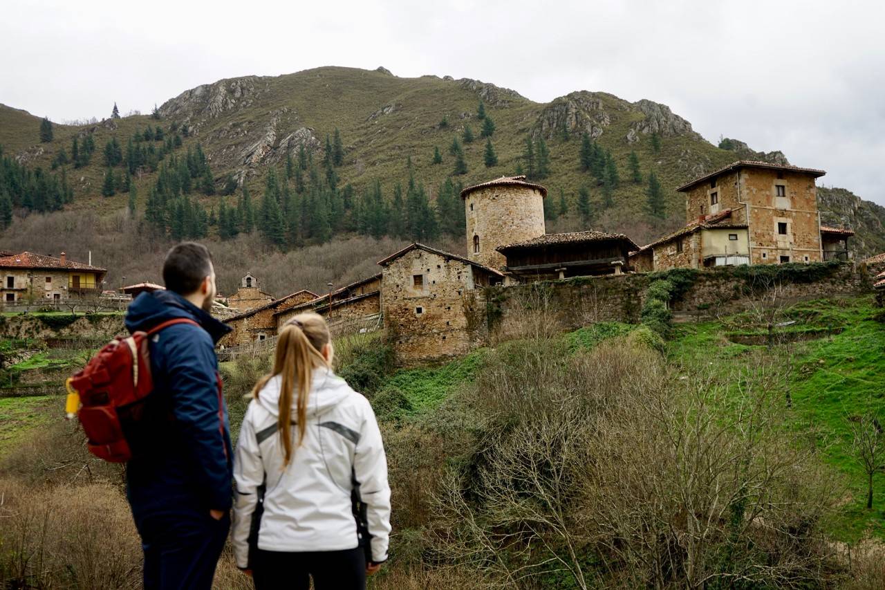 La senda que lleva al pueblo medieval perdido de Asturias