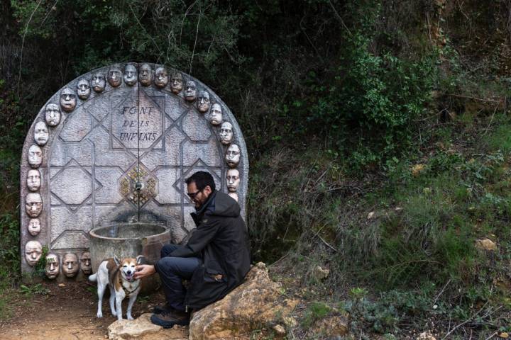 La “Font dels Unflats”, una fuente que los artistas Ximo Canet y Josep Sanjuan.